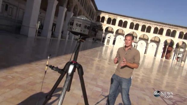 Journalist Alexander Marquardt i Umayyademoskeen med et VR-kamera Foto: ABC News