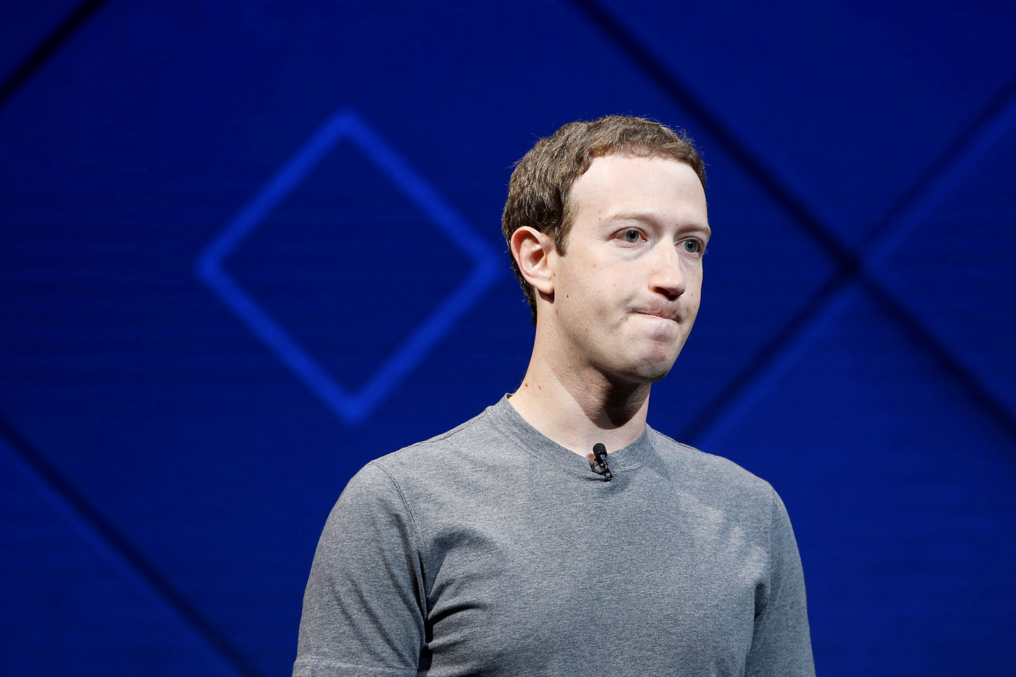 Facebooks toppsjef Mark Zuckerberg i grå t-skjorte på en scene.