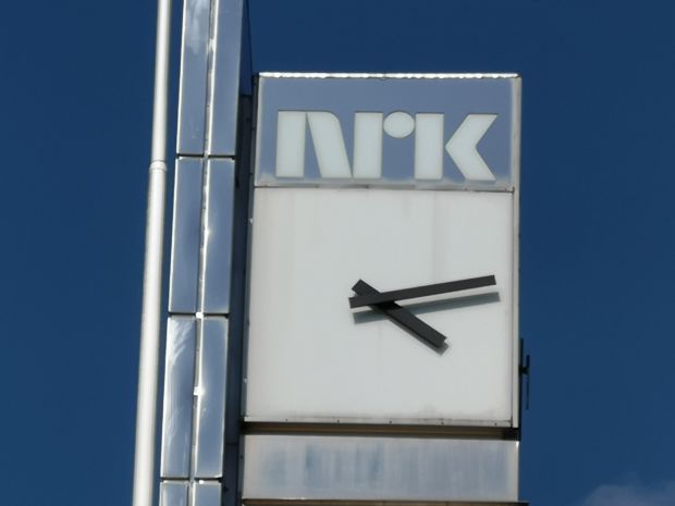 Bilde av en klokke og en NRK-logo