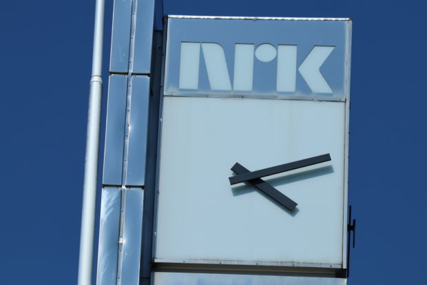 Bilde av klokke og NRK-logo. Skarpere enn det tatt med mobiltelefon.