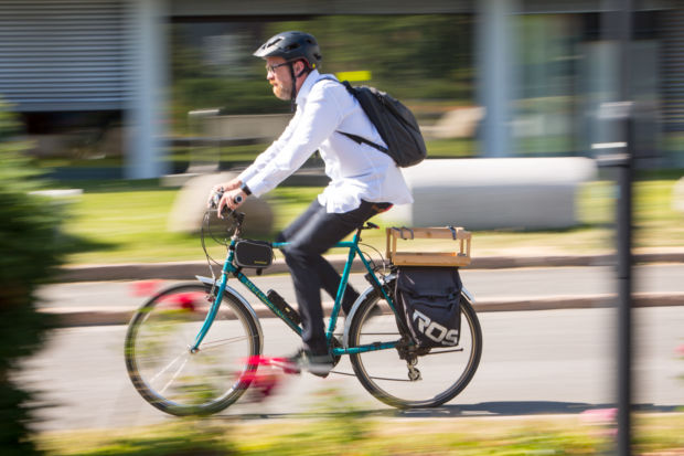 Bilde av person på sykkel i fart