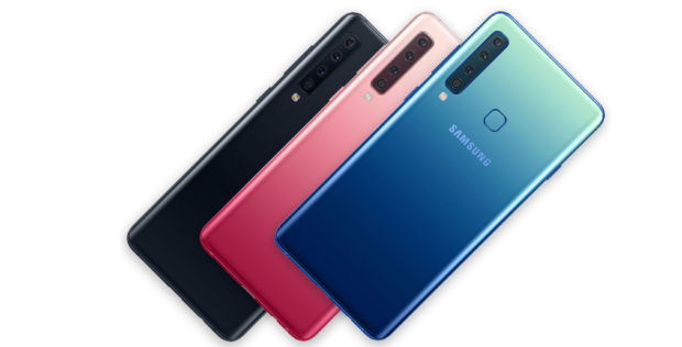 Tre mobiltelefoner i henholdsvis svart, rosa og blå farge ligger oppå hverandre, alle har fire kameralinser på baksiden hver.