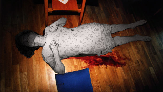 Person ligger på gulvet med ansiktet opp.