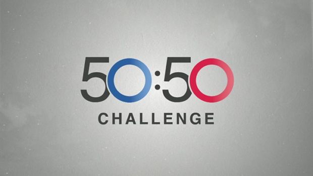 Logoen til BBCs "50:50 challenge" på hvit bakgrunn. De to 50-tallene er framhevet, det ene er blått og det andre rosa.