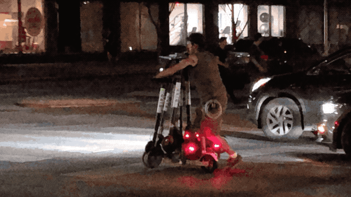Mann frakter mange sparkesykler på én sparkesykkel