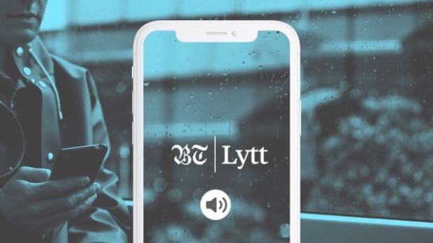 En mobiltelefon med logoen til BT Lytt og et høyttalersymbol ligger oppå et bilde i blåtoner med en mannsperson som holder en mobiltelefon i regnet.