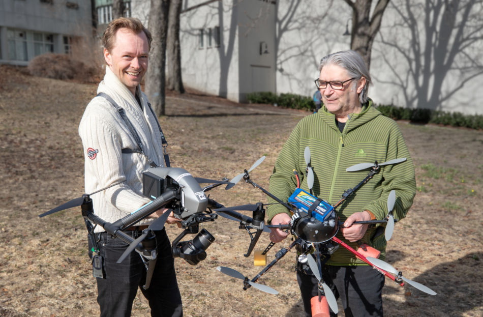 Jon Krosby og Reidar Otto Johnsen holder hver sin drone: Krosby siste skrik fra produsenten DJI, Johnsen NRKs første - hjemmelagede- drone.
