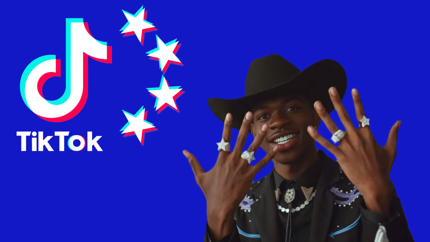 TikToks karakteristiske logo i venstre hjørne omkranset av fire stjerner, med en rekke horisontale striper rundt i lignende mønster som det amerikanske flagget, til høyre i bildet vises artisten Lil Nas X som holder opp 10 fingre foran ansiktet og har på cowboy-hatt.