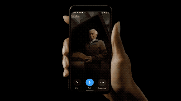 En mobil viser video av en mobilskjerm i høydeformat med en ringeklokke-app åpen, når den snus ser man en vanlig filmet situasjon av en person som bruker den samme telefonen. Når den snus vertikalt ser man igjen hva som skjer på skjermen.