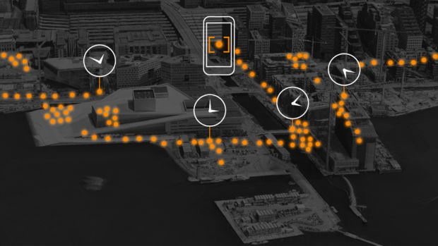 Et flyfoto av Oslo sentrum er såvidt synlig i bakgrunnen. En rekke prikker markerer steder på kartet, og de er tilknyttet en klokke på ulike steder for å symbolisere at de er sporene fra en mobiltelefon som har beveget seg rundt i sentrumsområdet.