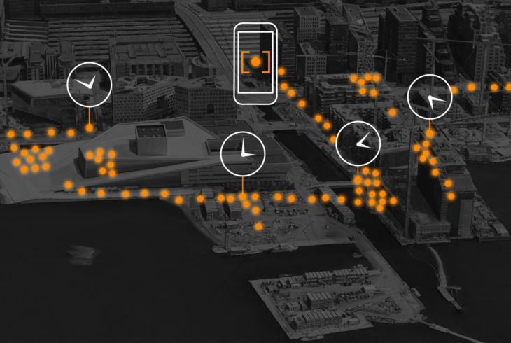 Et flyfoto av Oslo sentrum er såvidt synlig i bakgrunnen. En rekke prikker markerer steder på kartet, og de er tilknyttet en klokke på ulike steder for å symbolisere at de er sporene fra en mobiltelefon som har beveget seg rundt i sentrumsområdet.