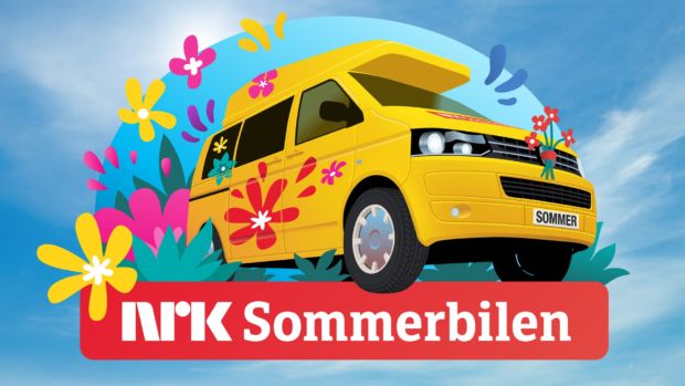 Logoen til NRKs sommerbil, hvor en campingbil er omkranset av blomster på en bakgrunn bestående av blå himmel.