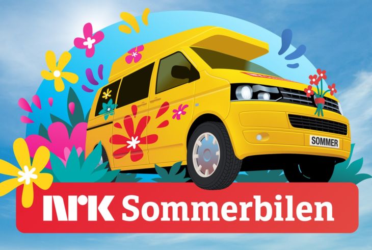 Logoen til NRKs sommerbil, hvor en campingbil er omkranset av blomster på en bakgrunn bestående av blå himmel.