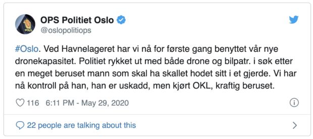 Skjermbilde av en Twitter-melding med teksten "#Oslo. Ved Havnelageret har vi nå for første gang benyttet vår nye dronekapasitet. Politiet rykket ut med både drone og bilpatr. i søk etter en meget beruset mann som skal ha skallet hodet sitt i et gjerde. Vi har nå kontroll på han, han er uskadd, men kjørt OKL, kraftig beruset."
