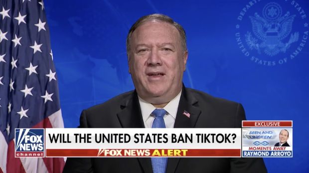 En mann sitter foran et amerikansk flagg og en blå bakgrunn. Foran ligger det TV-grafikk og logoen til fox news. Det står "vil USA forby tiktok?" nederst på skjermen.
