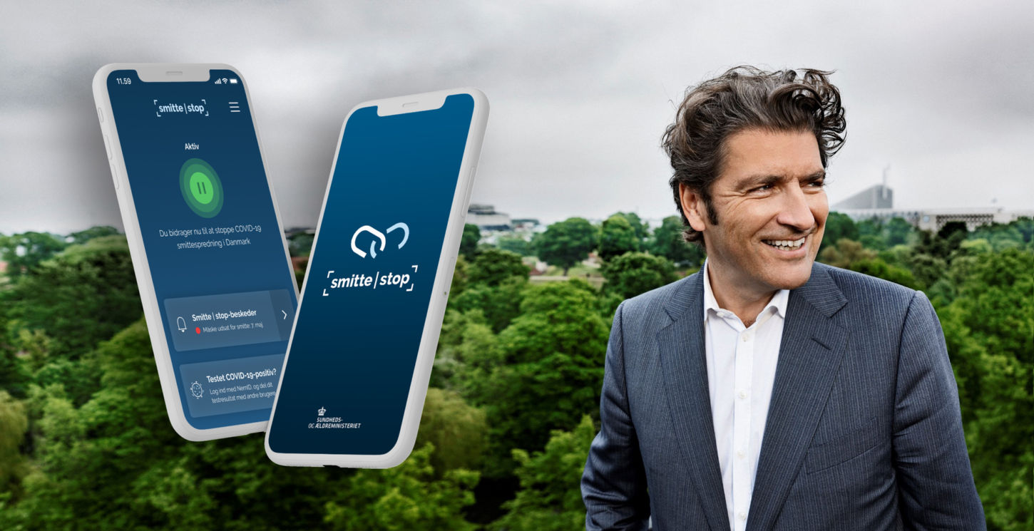En mann i dress står foran en stor park. Ved siden av er det lagt på to skjermbilder av den danske appen for smittesporing.