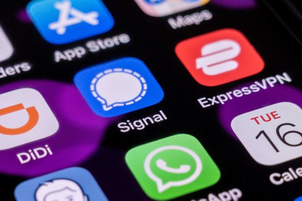 Nærbilde av app-ikoner på en mobiltelefon med fokus på appen "Signal"