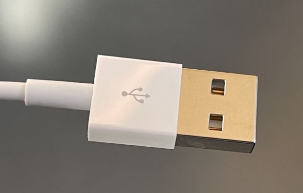 Bilde av en USB-kontakt med USB-logo