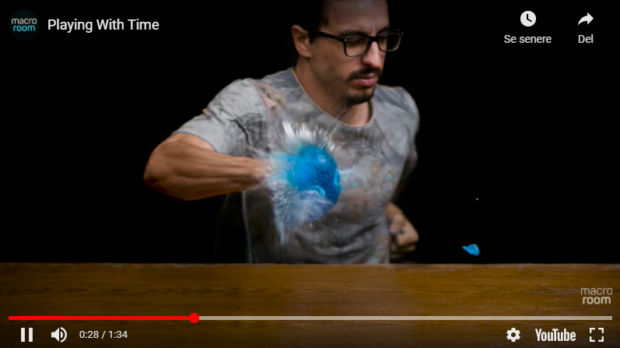 Skjermbilde fra YouTube-video der Ben Ouaniche bokser en vannballong