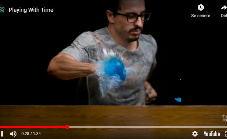 Skjermbilde fra YouTube-video der Ben Ouaniche bokser en vannballong