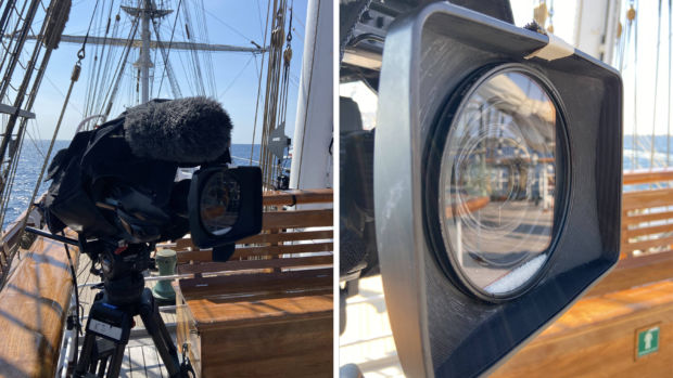 En fotomontasje med to bilder - et nært og et fjernt - av et kamera på en seilskute hvor det ligger et slags pulver like innenfor linseglasset.