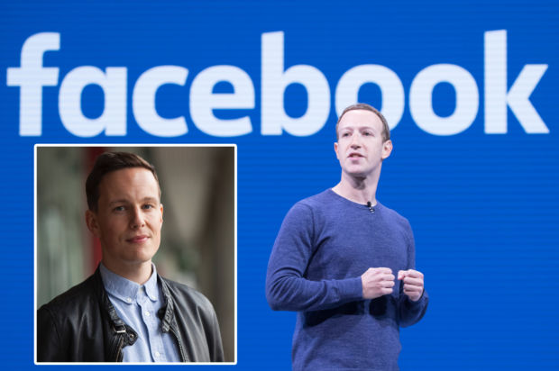 En fotomontasje hvor et bilde av en ung mann i skjorte og skinnjakke er lagt oppå et bilde av Mark Zuckerberg som står foran en Facebook-logo.