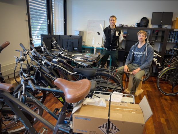 Greg Marton (t.v)  og Krystof Heger (t.h) på kontoret. Mellom sykler og batterier.