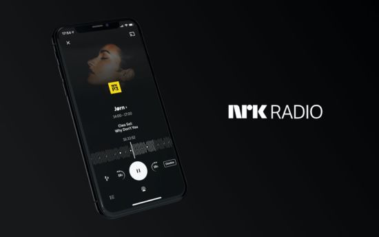 En mobiltelefon på sort bakgrunn med NRKs radio-app åpen. Til høyre i bildet vises logoen til "NRK Radio".