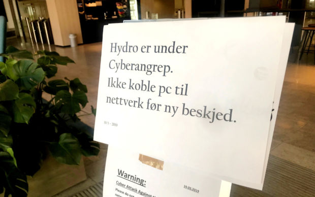 Et skilt i Hydros resepsjon hvor det står "Hydro er under cyberangrep. Ikke koble PC til nettverk før ny beskjed."