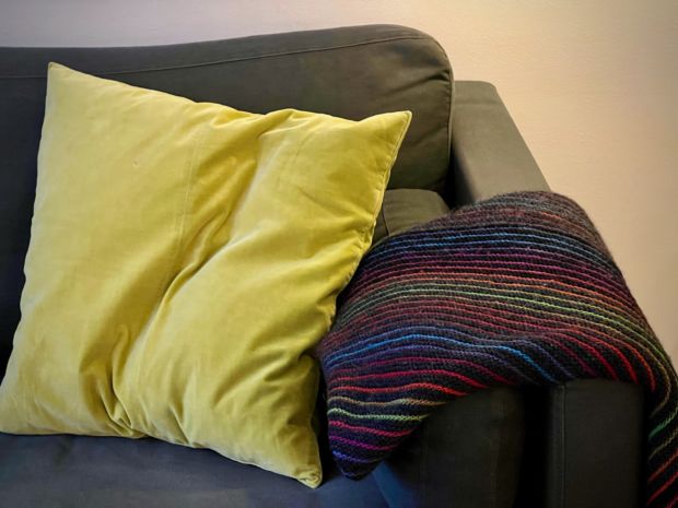 Bilde av sofa med pledd og pute