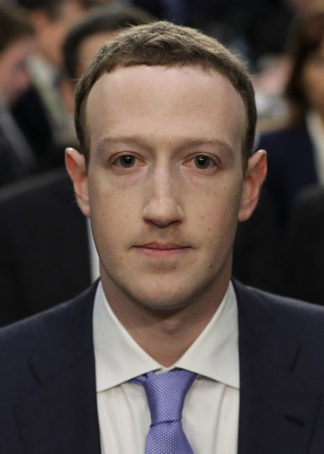 Et fotografi av Mark Zuckerberg i jakke, skjorte og slips.