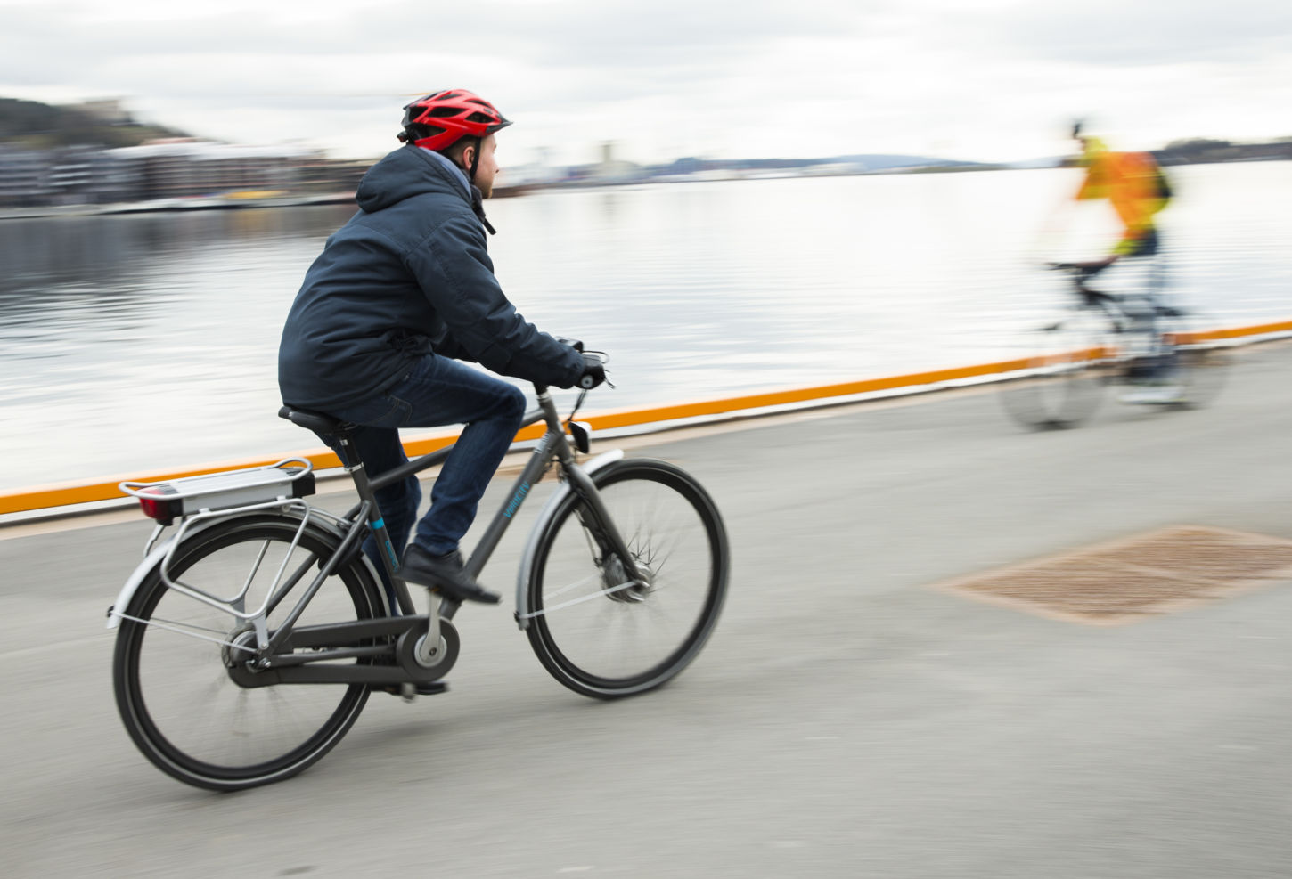 Bilde av person på en elsykkel langs havnen i Oslo